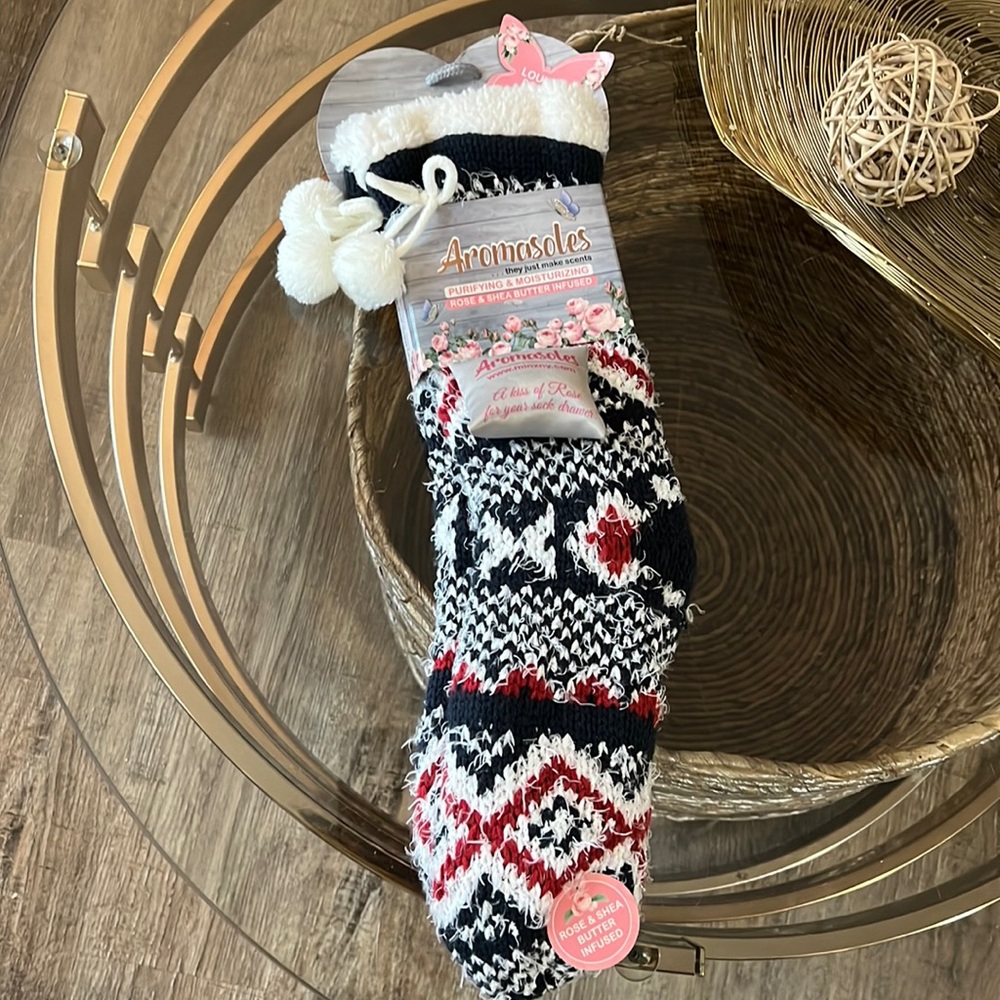 New Aromasoles Purifying & Moisturizing Rose & Shea Butter Infused Lounge Socks